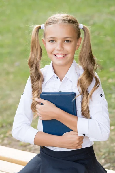 Uczennica z klasą retro Uniform czytać książkę. w starej szkole. Powrót do szkoły. elegancki jednolity wygląd. małe Happy Girl literatury studium. Domu. rocznika dziecka. Książki to dopiero początek — Zdjęcie stockowe