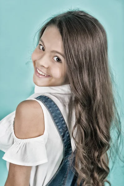 Παιδί μοντέλο με μακρά υγιή μαλλιά μελαχρινή — Φωτογραφία Αρχείου