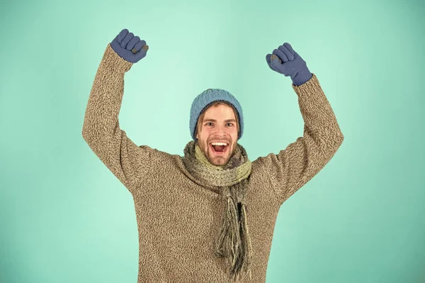 Homme en bonnet tricoté et foulard saison de la mode d'hiver. Homme porter des vêtements tricotés fond turquoise. Concept d'accessoires hiver. Mode d'hiver vêtements tricotés. Accessoires tricotés comme chapeau et écharpe — Photo