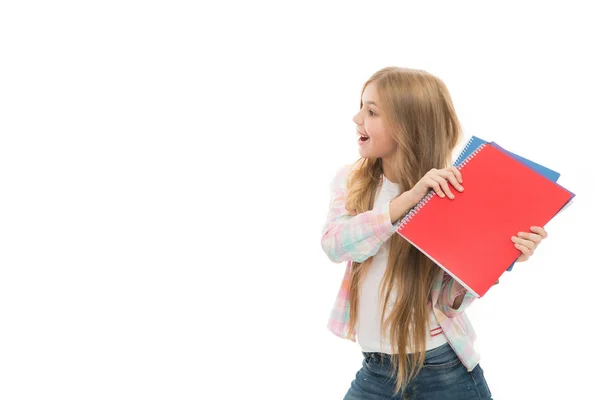 Este es mi libro. Libro para niños. Adorable niño pequeño con cuaderno. Lindo niño pequeño siendo travieso durante el tiempo de escuela. Niño de la escuela juega con el cuaderno. espacio de copia. Chica caprichosa — Foto de Stock