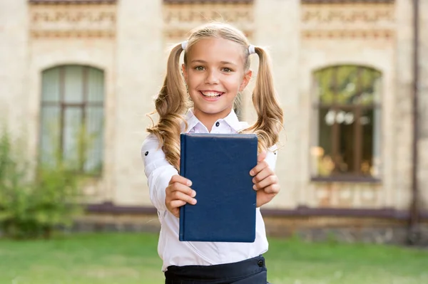 Tudásnap. Készen áll a tanulságokat. Középiskolai diák. Aranyos mosolygó kis gyermek tart könyvet. Imádnivaló kislány iskolai tanuló. Nyelvtanulás. Iskolai oktatási koncepció. Aranyos kis könyvmoly — Stock Fotó