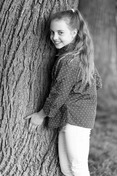 Sadece iyi titreşimler. Kız küçük sevimli çocuk ağaç gövdesinde huzur ve huzur tadını çıkarın. Gücün yeri. Huzurlu bir yer. Huzur ubulun ve doğada rahatlayın. Sakin ve huzurlu. Yaşam dengesi. Huzurlu ruh hali — Stok fotoğraf