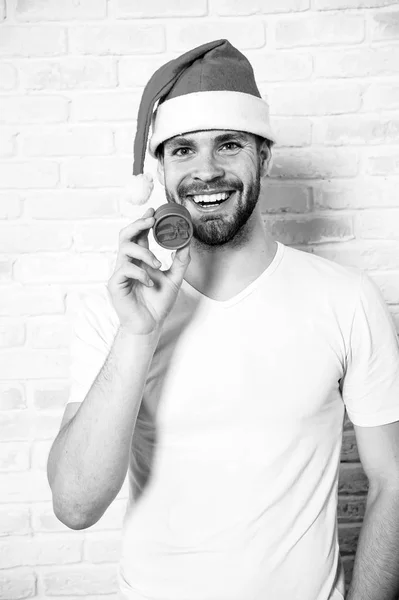 Caja de regalo de año nuevo. Un hombre feliz haciendo una propuesta. entrega regalos de Navidad. hombre en sombrero de santa celebrar regalo de Navidad. Feliz hombre santo. La mañana antes de Navidad. Composición navideña. Gracias. Gracias. —  Fotos de Stock