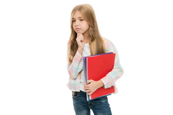 Letteratura per bambini. Fornire libri per la scuola primaria. Adorabile bambina con quaderno scolastico in mano. Carino piccolo bambino in possesso di quaderno colorato. Preparazione del libro di attività per la scrittura — Foto Stock