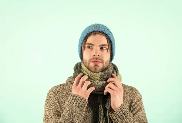 Nadchodzi zima. Mężczyzna nosi zimowe ubrania w zimną pogodę. Człowiek z brodą przeziębił się i miał grypę. Zimny nos, ciepłe serce — Zdjęcie stockowe