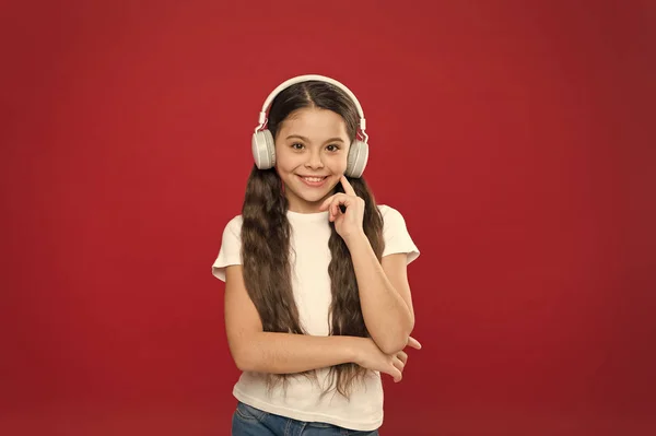 Perfecta experiencia de sonido. Lindo fan de la música. Niña escuchando música. Niña usando auriculares estéreo. Los niños pequeños disfrutan de la música jugando en los auriculares. Ideal para el entretenimiento, así como el estudio — Foto de Stock