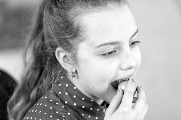 Doces de férias. Doce dente. Menina pequena comer doces redondos. Criança feliz ama doces e guloseimas. Loja de doces. Menina pequena comer doces. Barra de doces e bolos. Nutrição saudável e farinhas de batota — Fotografia de Stock