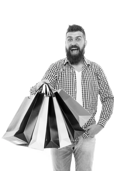 Büyük seçimler büyük alımları. Mutlu hipster beyaz izole kağıt torbalar alımları tutan. Vahşi sakallı adam moda alımları ile gülümsüyor. Impuls alımları