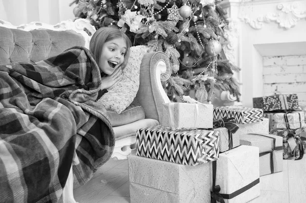 Çocuk tatil keyfini çıkarın. Noel acele yendi. Xmas önce sabah. Küçük kız. Noel ağacı ve hediyeler. Yeni Yılınız Kutlu Olsun. Kış. Xmas online alışveriş. Aile tatilleri — Stok fotoğraf
