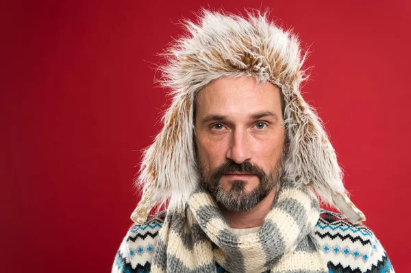 Skydda huvudet i hårt vinterväder. Modeaccessoarer skyddar honom från vinterkylan. Mogen man i kallt väder stil. Bearded man klädd i mode mössa med fuskpäls. Mode vinter garderob — Stockfoto