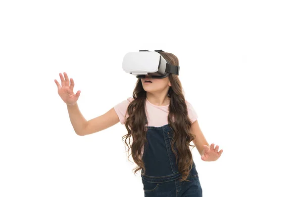 Tão real. tecnologia de realidade virtual. A realidade virtual é emocionante. Miúda miúda usa óculos VR isolados no branco. Conceito de educação virtual. Vida moderna. Interação no espaço virtual. Jogo virtual — Fotografia de Stock