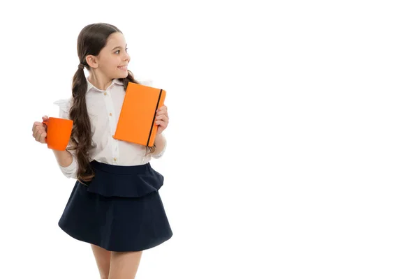 Pupila beber água. Estudante com caneca fazendo uma pausa para o chá. Relaxe e recarregue. Balanço hídrico. A desfrutar do chá. Mais energia. Menina criança com cabelos longos beber cacau ou chá. espaço de cópia. grande tempo gastando — Fotografia de Stock