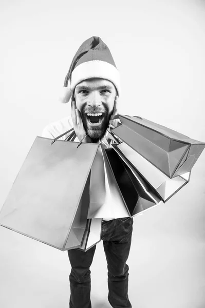 クリスマスのオンライン ショッピング。明けましておめでとう。クリスマス前に朝。黄色の背景に幸せなサンタの男。サンタの帽子の男は、クリスマス プレゼントを保持します。配信クリスマス プレゼント。冬の休日の販売 — ストック写真