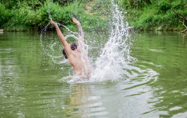 Eğleniyor. sakallı adam gölde yüzüyor. yaz tatili. olgun yüzücü. ıslak sakallı acımasız hipster. nehir suyunda ferahlatıcı. su canavarı. tüylü canavar. vahşi adam. dinlenmek için zaman