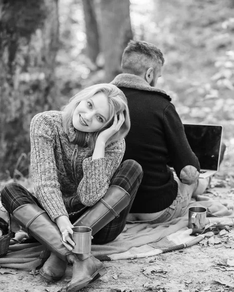 Man frilansande arbetstagare internetmissbrukare Gamer med laptop Forest. Internet missbrukare make. Arbeta med frisk luft. Surfa på Internet. Happy Loving par koppla av i parken med laptop. Alltid på jobbet — Stockfoto