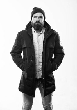 Sakallı adam hippi güvenle sıcak siyah ceket veya parka poz. Hipster modern moda. Adam şapka ve siyah kış ceket giymek. Hippi tarzı giyim. Hippi kıyafet. Şık ve rahat