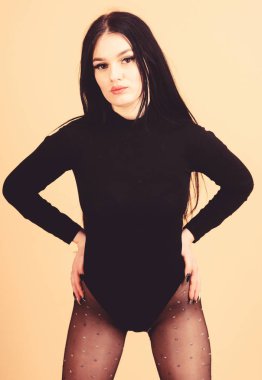 Tayt giymiş çekici bir esmer kadın. Seksi bir bayan. Harika hissediyorum. Seksi vücutla gurur duyuyorum. Kendine güvenen ve muhteşem. Formda kal. Mükemmel vücut. Vücut kıvrımlarını geliştir. İç çamaşırı modelliği.