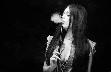 Beyaz duman bulutu. Vaping çok seksi. Nikotin bağımlılığı. Çekici busty esmer sigara vaping cihazı. Kız vaping. Nargile barı. Elektronik sigara. Moda kız vaping. Nargile ile rahatlatıcı