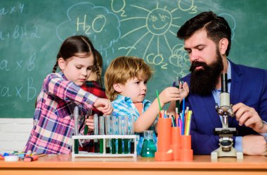Çocuklar bilim gibi kulüp alanında büyüyebilir. Maddelerin özelliklerini birlikte keşfedin ve keşfedin. Kimya temalı kulüp. Okul kulübü eğitimi. Öğretmen ve öğrenciler sınıfta test tüpleri