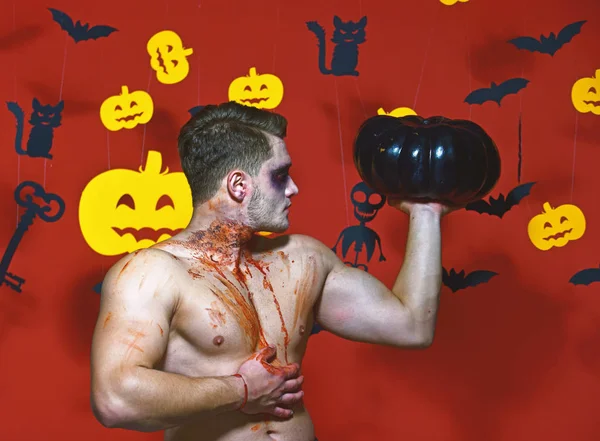Halloween et concept de fête. Homme au visage sérieux — Photo