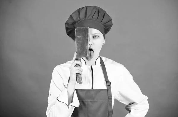 Hospodyňka s kuchyňkým nožem. šťastná žena vaří zdravé jídlo podle receptu. profesionální šéfkuchař v kuchyni. Kuchyně. řezník nakrájejte maso. Žena v kuchařku a zástěře. Závislost životního stylu — Stock fotografie