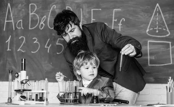 Listo para el éxito. usando microscopio en el laboratorio. De vuelta a la escuela. padre e hijo en la escuela. estudiante haciendo experimentos científicos con microscopio en laboratorio. Profesor con un niño pequeño. equipo de laboratorio escolar — Foto de Stock