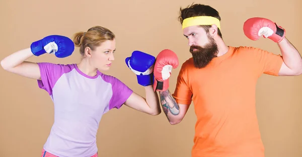 Puñetazos, deporte Éxito. entrenando con el entrenador. Knockout y energía. entrenamiento de pareja en guantes de boxeo. Ropa deportiva. Pelea. Mujer feliz y hombre barbudo entrenar en el gimnasio. pareja de boxeo. entrenamiento de boxeo . —  Fotos de Stock