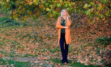 Hafta sonu için rahat kıyafet fikirleri. Kadın gün batımı ışık yürümek. Her gün için giyim. Kız sevimli sarışın sıcak ve rahat kıyafeti sonbahar doğa arka plan defocused poz. Sonbahar için rahat rahat kıyafetler