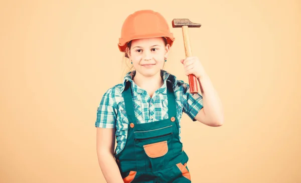 Construa você mesmo o seu futuro. Iniciativa criança menina chapéu duro construtor de capacete trabalhador. Ferramentas para melhorar a si mesmo. Desenvolvimento de cuidados infantis. Arquiteto engenheiro construtor. Profissão futura. Criança construtor menina — Fotografia de Stock