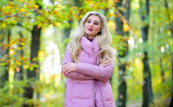 Roupa provar casaco puffer pode olhar elegante. Casacos que toda a gente devia ter. Menina loira na moda andar no parque. Os melhores casacos para comprar. Como rock jaqueta de puffer como estrela. Conceito de moda Puffer — Fotografia de Stock