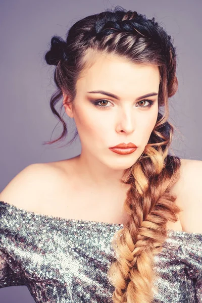 Gevlochten kapsel. Mooie jonge vrouw met moderne kapsel. Meisje make-up gezicht gevlochten lang haar. Franse vlecht. Professionele haarverzorging en het creëren van kapsel. Schoonheidssalon Kapper kunst — Stockfoto