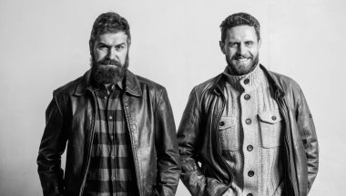 Zorba takım. Acımasız adamlar deri ceket giyer. Erkekler acımasız sakallı hipster. Yakışıklı şık ve serin. Erkeksi ve acımasız arkadaşlar. Erkeklik ve vahşet. Acımasız deri giysilere kendinizi güvenin