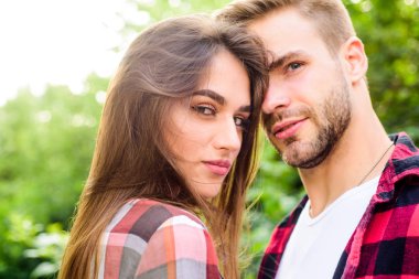 Sevgi dolu bir ilişki. damalı gömlekli erkek ve kadın parkta rahatlar. aşık çift. Yürüyüş. aile hafta sonu. romantik tarih. sevgililer günü. ormanda yaz kamp. hipster çift açık