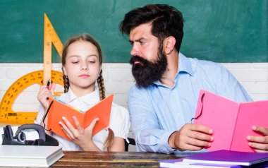 Okula geri dön. matematik geometrisi. eğitim ve bilgi. biyoloji kimya dersi. baba ve kızı sınıfta eğitim. sınıfta küçük kız ile sakallı adam öğretmen. Geometri favori konu