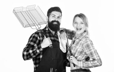 Aile barbeküye hazırlanıyor. Arka bahçebarbekü partisi. Birlikte yemek pişiriyorum. Temel barbekü yemekleri. Sakallı hipster ve kız pişirme ızgara mutfak eşyaları beyaz arka plan tutun. Piknik ve barbekü