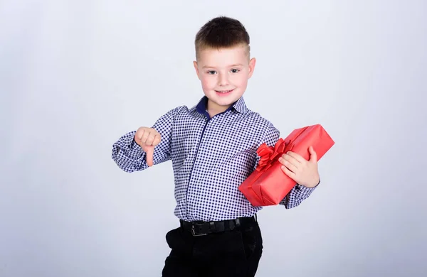 Mala calidad. Fiesta de cumpleaños. niño pequeño con regalo de San Valentín. Compras. Día de boxeo. Año nuevo. Asistente de taller. Feliz infancia. niño feliz con caja de regalo. Navidad. concepto de mala calidad — Foto de Stock