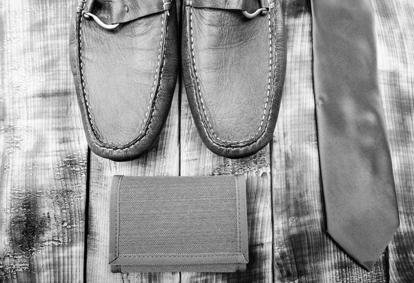Κομψά δερμάτινα παπούτσια σε ξύλινο φόντο. Ο γαμπρός είναι έτοιμος για γάμο. Ανδρικά και αξεσουάρ. Ασορτί πορτοφόλι και γραβάτα. Μόδα και στυλ. Αντρικά Αξεσουάρ μόδας. Κατάστημα αξεσουάρ — Φωτογραφία Αρχείου