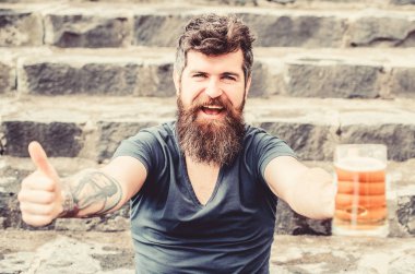 alkollü bira içecek içmek. hafta sonu dinlenmek. Sakal saç bira içme olgun hipster. Dışarıda bira bardağı olan sakallı adam. acımasız erkek ferahlık ihtiyacı var. Susuzluğunu gider.