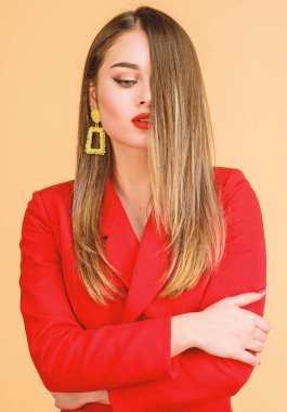 Güzel kadın makyaj yüzü kırmızı dudaklar. Kadın göz alıcı küpeler takar. Saç modeli ve kuaför. Ombre saç boyama etkisi. Saç bakım ürünleri. Muhteşem saçların tadını çıkarıyorum. Balayage saç renk tekniği