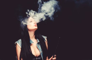 Vaping çok seksi. Moda kız vaping. Nargile ile rahatlamak. Nikotin bağımlılığı. Çekici busty esmer sigara vaping cihazı. Kız vaping. Nargile barı. Elektronik sigara. Beyaz duman bulutu