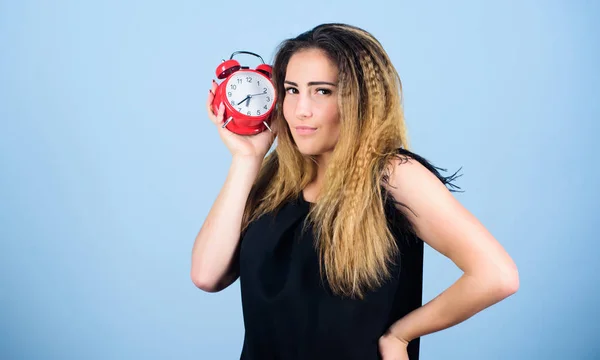 A contar o tempo. prazo de negócios. gestão do tempo. Fuso horário. pontualidade e disciplina. Menina espera despertador. regime de despertar precoce. A campainha está a tocar. Bom dia. mulher atrasada — Fotografia de Stock