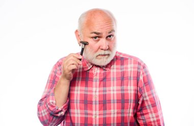 Berber salonu. Keskin bir bıçak. Pürüzsüz, temiz ten. Sakallı yakışıklı berber dikkatli bir şekilde sakal tıraşı yapar. Sakal tıraşı. Büyüyen sakal. Berber dükkanı konsepti. Berber vintage ekipmanı