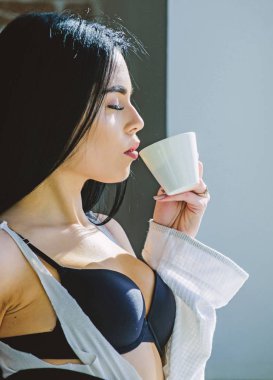 Kremsi kapuçino yudumlayın. Sabah ayini. Kız seksi göğüsler pencere kenarında kahve içme. Çekici kadın iç çamaşırı evde rahatlatıcı. Mükemmel kahve zamanı. Ama önce kahve. Huzur ve barış