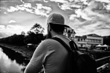 Herifin bir adım önüne akşam zaman mavi gökyüzü manzara hayranım. Hoş anın tadını çıkarın. Şapkalı adam stand Köprüsü'nde ise günbatımı keyfini çıkarın. Gün batımı doğa güzelliği hayran için zaman ayırın. Barış ve rahatla