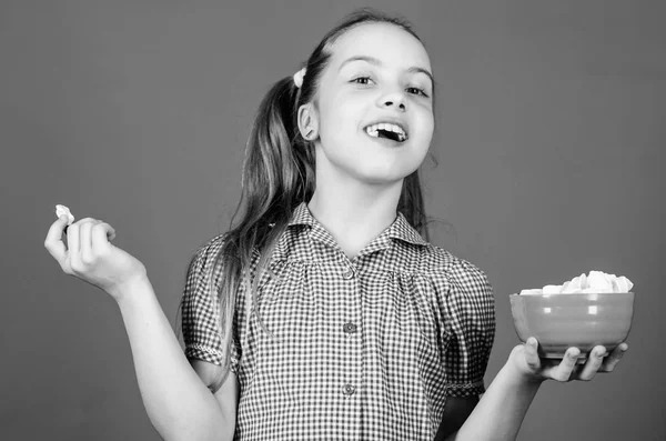 Bonbon. criança pequena feliz ama doces e guloseimas. Menina pequena comer marshmallow. Dieta e calorias. Conceito dos dentes doces. Alimentação saudável e cuidados dentários. marshmallow. Loja de doces. bombons doces — Fotografia de Stock