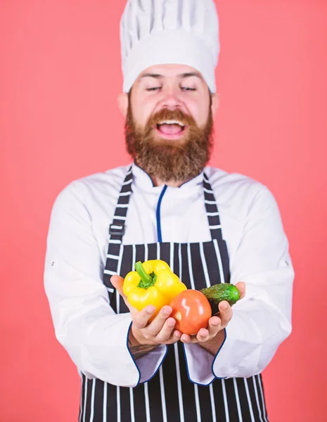 Elige estilo de vida vegetariano. Hombre cocinar delantal sombrero mantenga verduras frescas. Comprar verduras frescas tienda de comestibles. Restaurante vegetariano. Hipster jefe de cocina vegetariana café. Concepto de receta vegetariana — Foto de Stock