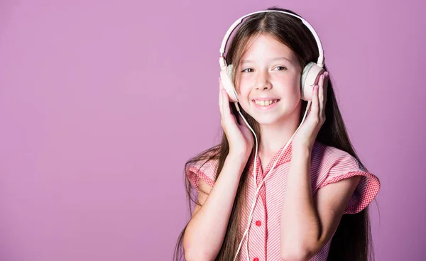 Contenido educativo. Estudia inglés con clases de audio. Chica escuchar música auriculares modernos gadget. Sonido perfecto. Divirtiéndose. Escucha gratis. Disfruta del concepto musical. Aplicación de música. Audio libro — Foto de Stock