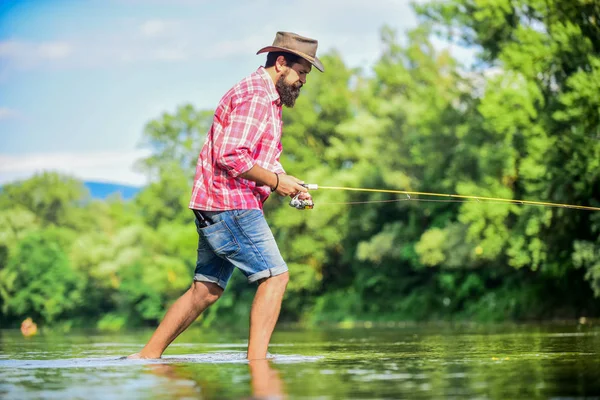 Για μένα χόμπι είναι η πρώτη. Επιτυχημένο ψάρεμα με μύγα. καλοκαιρινό Σαββατοκύριακο. ψαράς δείχνουν αλιευτική τεχνική χρήση ράβδος. έμπειρος ψαράς στο νερό. αθλητική δραστηριότητα και χόμπι. άνθρωπος να πιάνει ψάρια. άνθρωπος μύγα Ψάρεμα — Φωτογραφία Αρχείου