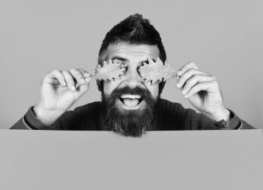 Turuncu arka planda gülümseyen adam, boşluğu kopyala.