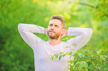 Doğa huzurlu bir ortam. Doğal güzellik ilaçları. Sağlıklı bir şekilde sakla. Doğa relax spa tesisi. Doğanın gücünü hissedin. Adam yakışıklı sakallı hipster güvenle doğa arka plan standı. Cilt bakımı